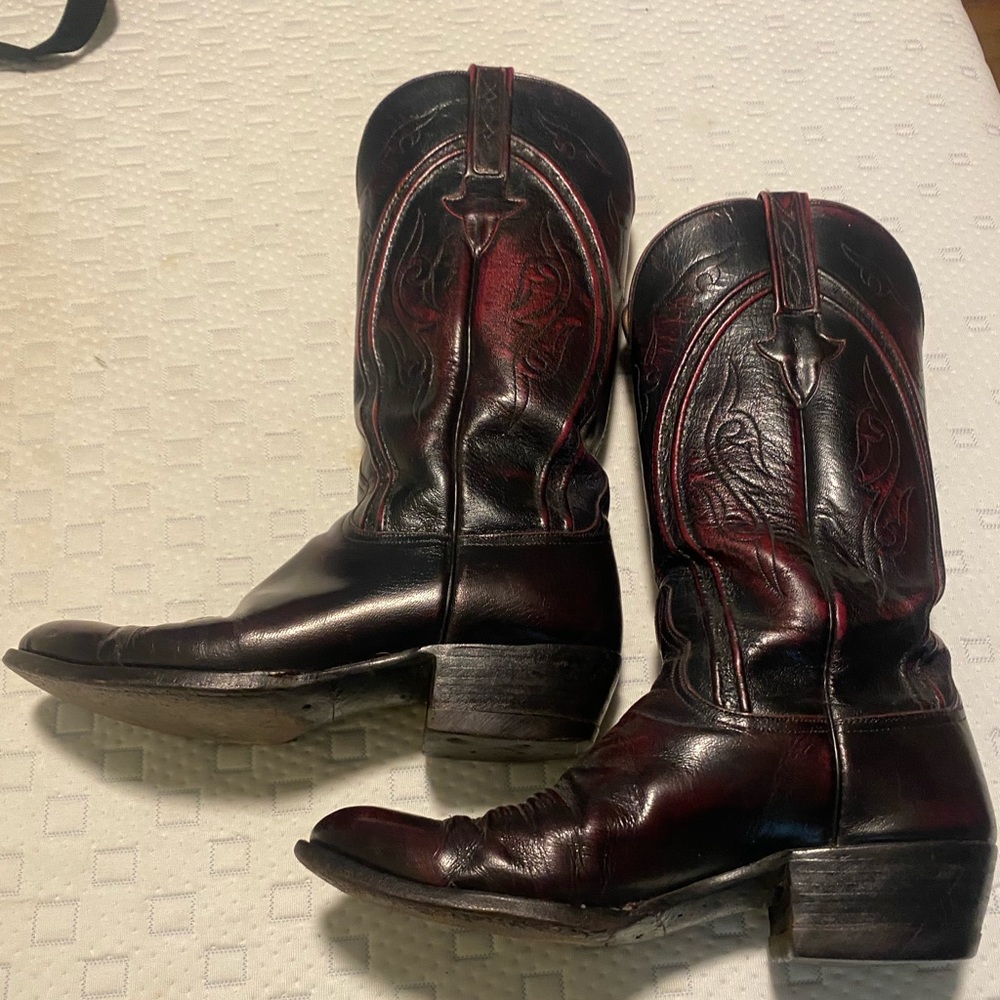 I’m selling my vintage Lucchese European goat black Cherry western boots.